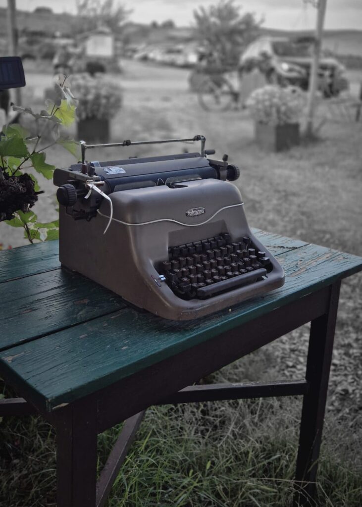 Schreibworkshops. Schreibmaschine Heuriger Garten im Freien Idylle